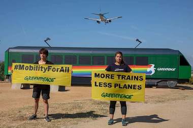 Greenpeace România: Trebuie să schimbăm modul în care ne mişcăm / În comparaţie cu trenurile, impactul asupra climei generat de zborurile pe distanţe scurte este complet disproporţionat 