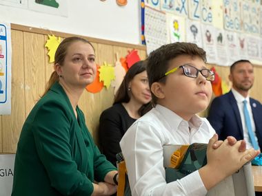 Sondaj World Vision România: Unu din doi copii afirmă că profesorii îi cer bani pentru fondul clasei