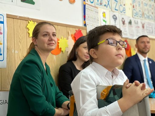 Sondaj World Vision România: Unu din doi copii afirmă că profesorii îi cer bani pentru fondul clasei