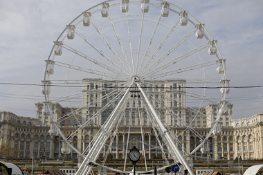 Târgul de Crăciun din Capitală s-a deschis în Piaţa Constituţiei - vizitatorii sunt aşteptaţi cu standuri de cadouri şi produse tradiţionale, cu o roată panoramică de 40 de metri, cu Căsuţa lui Moş Crăciun şi cu spectacole - FOTO