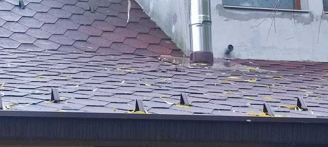 Prahova: O bucată desprinsă dintr-o rachetă anti-grindină a lovit acoperişul unei case. Proprietarul a sunat la 112 la câteva ore după incident - FOTO