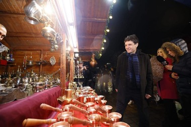 Nicuşor Dan, după ce a vizitat Târgul de Crăciun: M-a bucurat faptul ca foarte mulţi oameni, bucureşteni şi turişti deopotrivă, au venit la deschidere în ciuda ploii