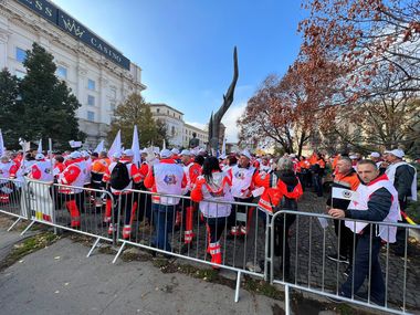 Protest al sindicaliştilor din serviciile de Ambulanţă - Pichetare a Ministerului de Interne: ”Arafat nu uita, ambulanţa nu-i a ta” - VIDEO 