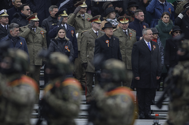 UPDATE - Paradă militară la Bucureşti, de Ziua Naţională a României - Peste 1.500 de militari şi 120 de mijloace tehnice / 21 de salve de tun, concomitent cu intonarea imnului naţional - VIDEO, FOTO