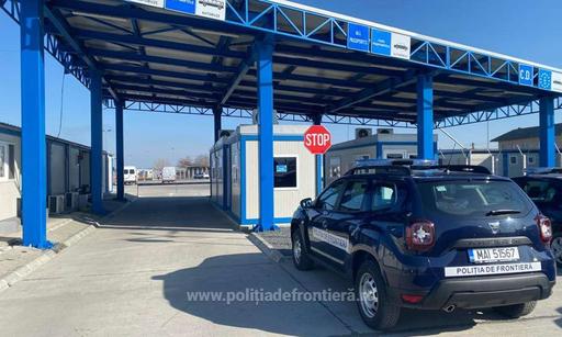 Mai multe persoane aşteaptă la PTF Sighetu Marmaţiei pentru a trece în Ucraina, dar documentele nu pot fi prelucrate din cauza lipsei electricităţii în ţara vecină/ Oamenii vor primi sandwich-uri şi ceai cald şi pot beneficia de cazare