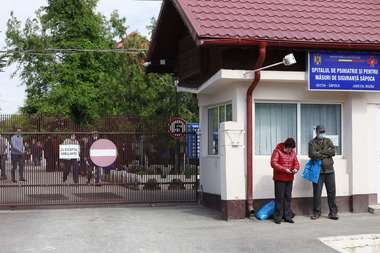 Buzău: Protest al angajaţilor Spitalului de Psihiatrie din Săpoca/ Ei au cerut demisia conducerii unităţii medicale, reclamând neaplicarea unor decizii judecătoreşti, lipsa de personal şi a medicamentelor