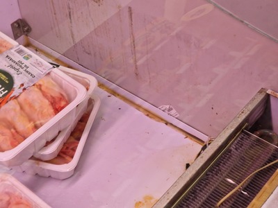 Constanţa: Un magazin din comuna Mihail Kogălniceanu ar putea fi închis o jumătate de an din cauza mai multor nereguli. Comisarii ANPC au găsit vitrine de depozitare cu mucegai şi produse din carne cu aspect modificat 