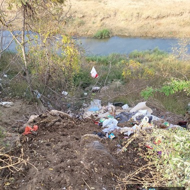 Primăria comunei Albeşti Paleologu, amendată de Garda de Mediu Prahova după ce pe malul unui râu au fost depozitaţi munţi de deşeuri