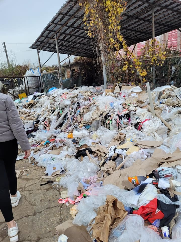 Croitorie din Ploieşti, amendată cu 40.000 de lei pentru gestionarea defectuoasă a deşeurilor. Cantităţi mari de resturi şi ambalaje, găsite aruncate în curtea firmei