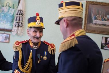 Singurul militar român din Garda Regală rămas în viaţă, veteranul de război Irod Moisă, împlineşte 100 de ani / A primit Emblema de Onoare a Armatei Române  