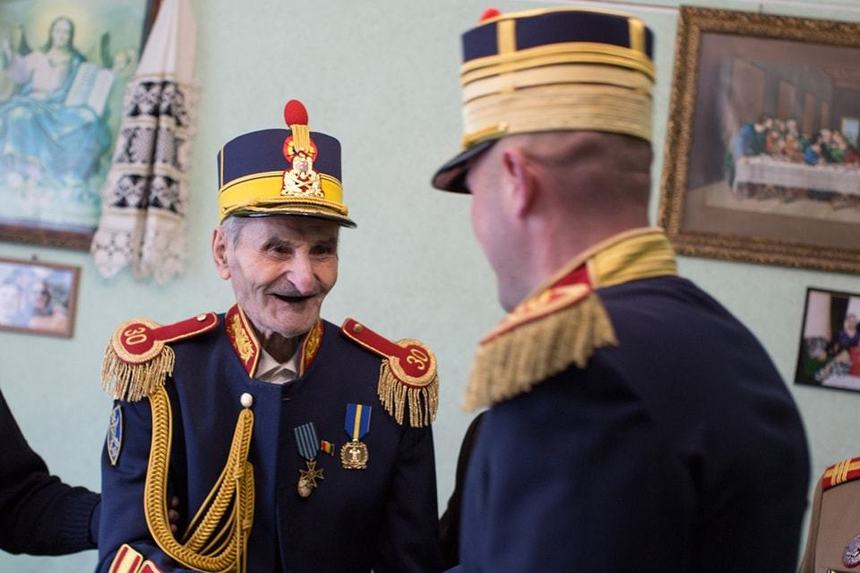 Singurul militar român din Garda Regală rămas în viaţă, veteranul de război Irod Moisă, împlineşte 100 de ani / A primit Emblema de Onoare a Armatei Române  