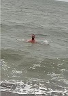 Constanţa: Un bărbat a sărbătorit Ziua Naţională a României făcând o baie în mare - VIDEO
