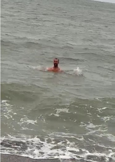Constanţa: Un bărbat a sărbătorit Ziua Naţională a României făcând o baie în mare - VIDEO