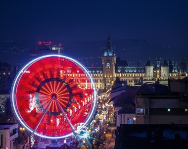A fost aprins iluminatul festiv în centrul Iaşiului / Bugetul alocat de primărie pentru sărbătorile de iarnă se ridică la aproximativ un milion de lei