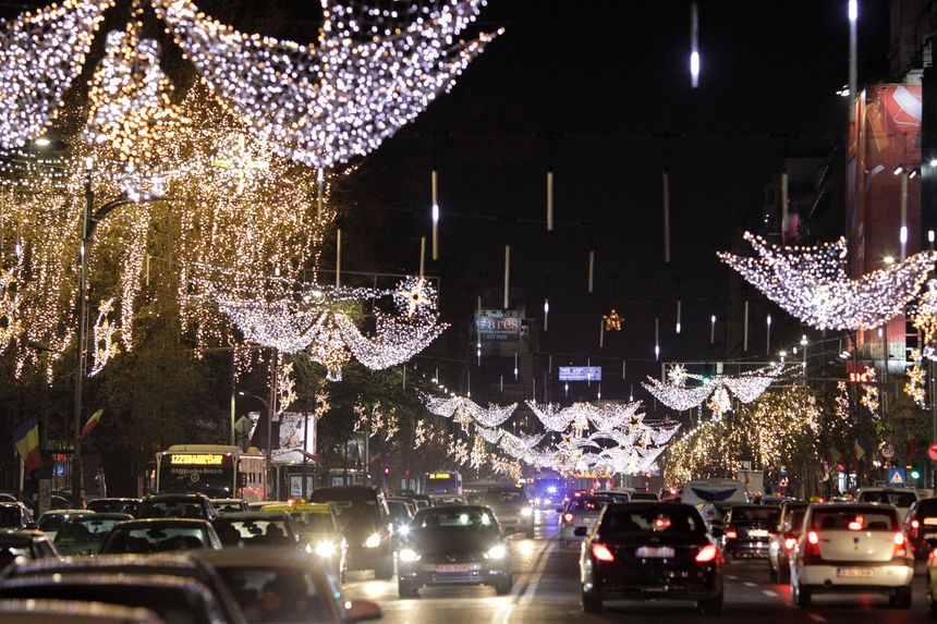 Luminiţele de sărbători au fost aprinse, joi seara, în Bucureşti