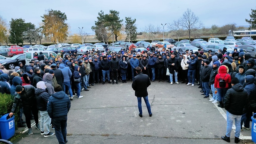 Peste 300 de angajaţi de la Rafinăria Petromidia protestează, nemulţumiţi de amânarea negocierilor pentru creşterile salariale - FOTO
