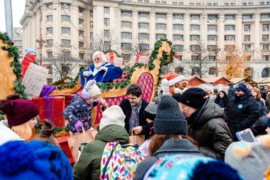 Nicuşor Dan: Astăzi i-am dat o mână de ajutor lui Moş Nicolae şi am împărţit cadouri, la Târgul de Crăciun din Piaţa Constituţiei, copiilor aflaţi în serviciile DGASMB