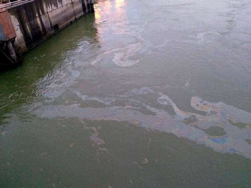 Poluare pe Dunăre - 30 de angajaţi o navă şi două ambarcaţiuni Apele Române intervin cu material depoluant şi  50 metri de baraj plutitor absorbant  