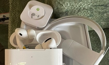 Căşti audio susceptibile a fi contrafăcute, de un milion de lei, găsite într-un container în Portul Constanţa / Mărfurile au sosit din China şi erau destinate unei firme din Polonia 