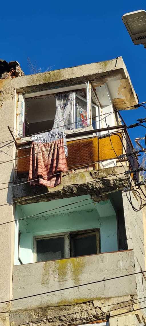 O butelie a explodat într-un bloc din oraşul Hârlău. Un copil de doi ani a fost rănit, fiind transportat la un spital din Iaşi