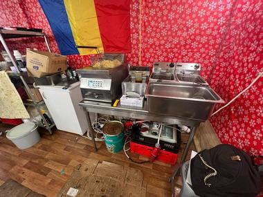 Constanţa: Patru operatori de la Târgul de Crăciun au fost închişi temporar de CJPC / Condimente expirate, se gătea în praf, nu era menţionată date preparării / Amenzi de peste 20.000 lei - FOTO