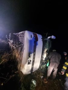 UPDATE Arad: Un accident a avut loc în care a fost implicat un autocar cu 33 de oameni / Planul roşu a fost dezactivat, iar opt persoane au fost tranportate la spital - FOTO, VIDEO