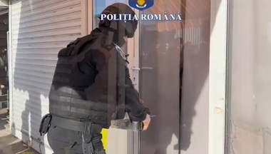 UPDATE Poliţiştii au făcut 88 de percheziţii la un complex comercial din Sectorul 4 / 17.000 de bunuri contrafăcute, ridicate . Prejudiciul a fost estimat la 6,5 milioane lei - VIDEO