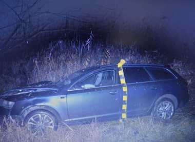 Dolj: Un tânăr de 23 de ani a fost urmărit patru km, după ce a refuzat să oprească la semnalul poliţiştilor / El s-a oprit cu maşina într-un copac / Avea o alcoolemie de 1,33 mg/l alcool pur în aerul expirat şi nu deţinea permis 
