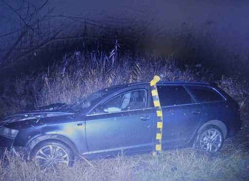 Dolj: Un tânăr de 23 de ani a fost urmărit patru km, după ce a refuzat să oprească la semnalul poliţiştilor / El s-a oprit cu maşina într-un copac / Avea o alcoolemie de 1,33 mg/l alcool pur în aerul expirat şi nu deţinea permis 