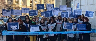 Protest al consilierilor de probaţiune în faţa Ministerului Justiţiei / Ei solicită ministrului Cătălin Predoiu alocarea fondurilor necesare pentru acordarea drepturilor salariale 