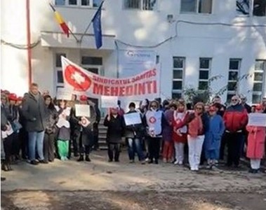 Protest al angajaţilor de la Spitalul Municipal Orşova/ Unitatea sanitară ar putea să se închidă, deoarece expiră contractele de muncă