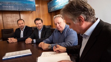Administraţia Bazinală de Apă Dobrogea Litoral a semnat contractul pentru lucrările de reducere a eroziunii costiere în zona Olimp/ Valoarea investiţiei este de peste 300 de milioane de lei, fără TVA