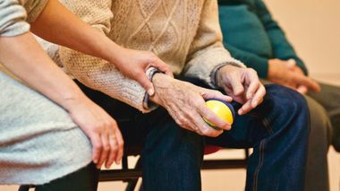 Legea prin care îngrijitorii necalificaţi care au grijă de bătrâni vor primi indemnizaţie de la stat, promulgată