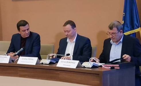 Au fost semnate contractele pentru construirea autostrăzii Focşani-Bacău / Ciolacu: După 30 de ani, Moldova va avea autostradă / Grindeanu: 2022 a însemnat contracte de peste 18,5 miliarde de lei la MT 