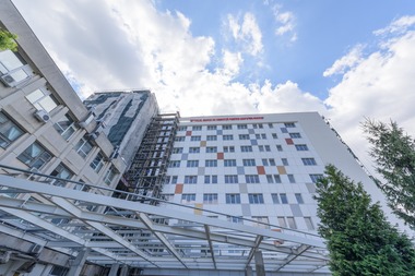 Medicii de la Spitalul de Copii din Iaşi i-au salvat mâinile unei fete implicate în accidentul de autocar de la Paşcani/ Alexia va mai fi supusă unor operaţii şi va avea nevoie de recuperare medicală