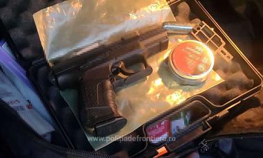 Arad: Pistol cu aer comprimat, depistat de poliţiştii de frontieră la un cetăţean român care a vrut să intre în România
