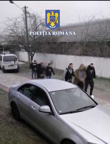 Hunedoara: Poliţiştii au prins doi tineri care au legat de mâini şi picioare şi au pus bandă adezivă peste gură unei femei şi nepoţilor ei / Hoţii ar fi cerut o reţetă de mici şi au fugit cu 37.000 de lei, bijuterii şi ceasuri