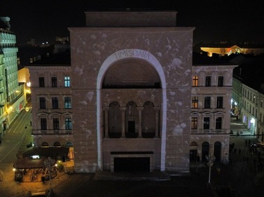 Spectacol de videomapping pe clădirea Operei Române din Timişoara, la 33 de ani de la Revoluţia din Decembrie 1989