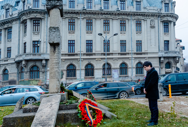 Nicuşor Dan: Cu adâncă recunoştinţă pentru cei care acum 33 de ani ne-au adus libertatea şi democraţia, la Revoluţia din decembrie 1989, am depus în această dimineaţă, la Troiţa din Piaţa Universităţii, o coroană de flori