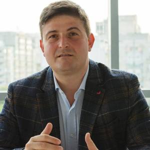 Alexandru Dimitriu (USR) anunţă că a câştigat în instanţă privind refuzul PMB de a emite un certificat de urbanism pentru ca locuitorii unui bloc din Sectorul 5 să se poată branşa la curent