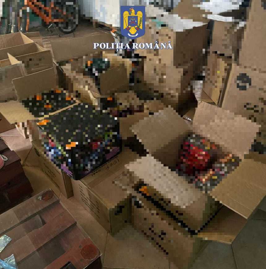 Olt: Poliţiştii au descoperit peste 7.800 de materiale pirotehnice ilegale, în urma unor percheziţii domiciliare în municipiul Slatina