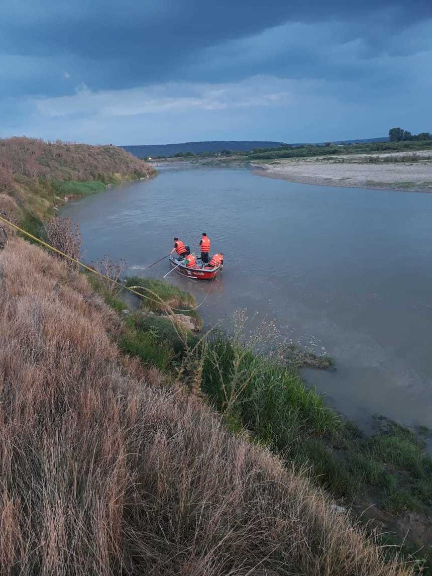 Argeş: Bărbat dat dispărut în urmă cu două zile, găsit mort în albia unui râu