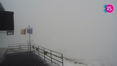 Gondola care urcă din Sinaia la Cota 2000 din Bucegi, nefuncţională din cauza vântului puternic
