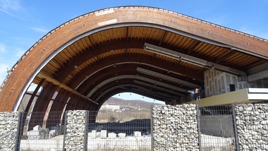 Râmnicu Vâlcea: Clădire în care trebuia amenajat un bazin din fonduri europene, proiect abandonat de cinci ani, concesionată pentru 49 de ani unei firme care va plăti 16.000 de euro chirie anual şi va investi 2 milioane de euro