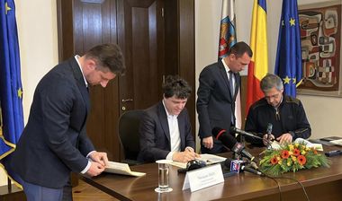 Nicuşor Dan: Am semnat astăzi împreună cu firma Solaris contractul pentru achiziţia a 100 de troleibuze / Primul troleibuz va veni peste 15 luni
