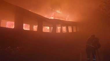 UPDATE Incendiu la mai multe vagoane de tren garate în zona Calea Giuleşti / Nicio persoană nu a fost rănită - FOTO, VIDEO