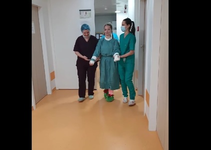 Primele imagini cu Alexia, fata cu braţele amputate în accidentul de la Paşcani, împreună cu medicii din Iaşi care i le-au reataşat - VIDEO