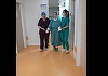 Primele imagini cu Alexia, fata cu braţele amputate în accidentul de la Paşcani, împreună cu medicii din Iaşi care i le-au reataşat - VIDEO