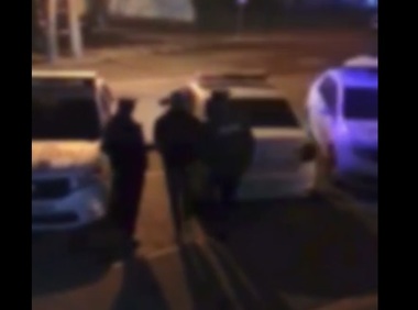 Bărbatul care a susţinut că a fost înjunghiat pe o stradă din Craiova a fost reţinut de poliţişti / El este acuzat că a minţit şi a indus în eroare anchetatorii - VIDEO
