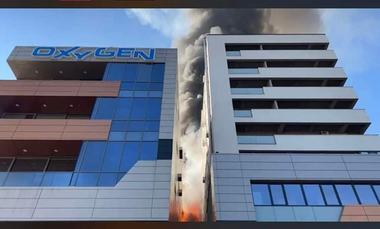 Clădirea din Iaşi în care s-a produs un incendiu puternic aparţine unui om de afaceri cercetat de DIICOT / Un senator USR întreabă cine a aprobat ridicarea imobilului „atât de aproape” de o altă clădire